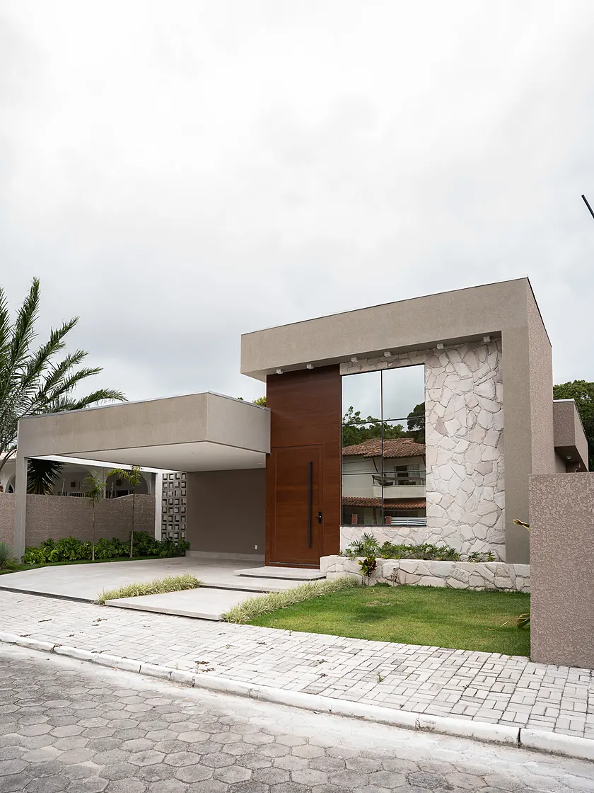 Casa térrea com fachada em pedra, obra entregue pela MM