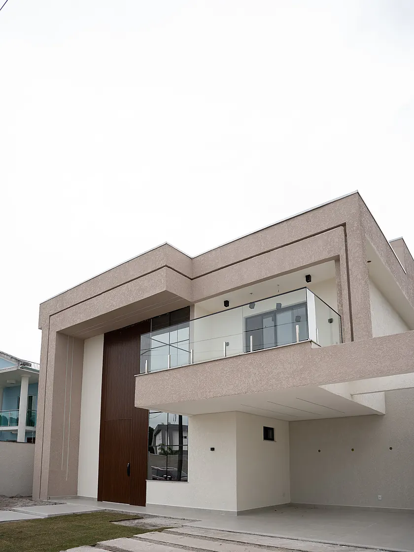 Sobrado com varanda de vidro, obra entregue pela MM