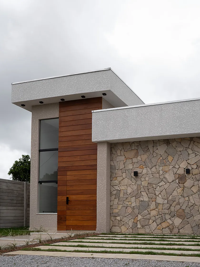 Casa térrea com revestimento em pedra, obra entregue pela MM