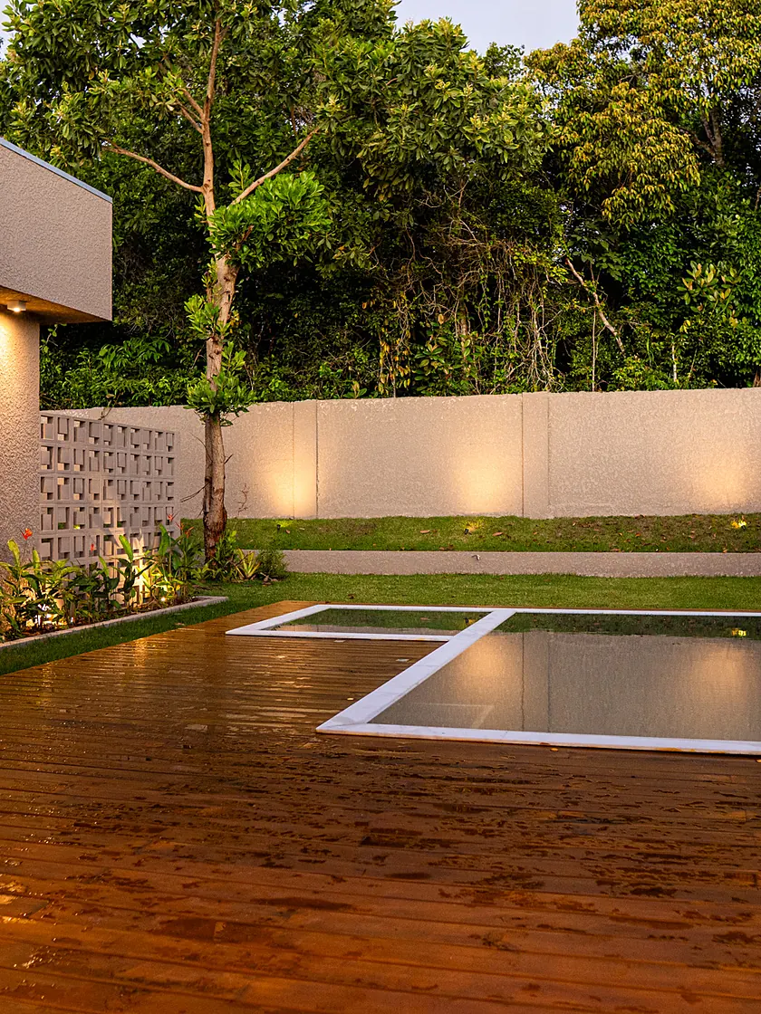 Casa Padova, quintal à noite, obra entregue pela MM