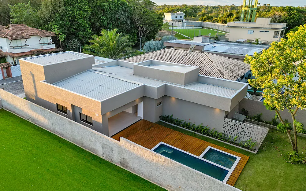 Vista aérea de uma casa entregue pela MM, com piscina e jardim