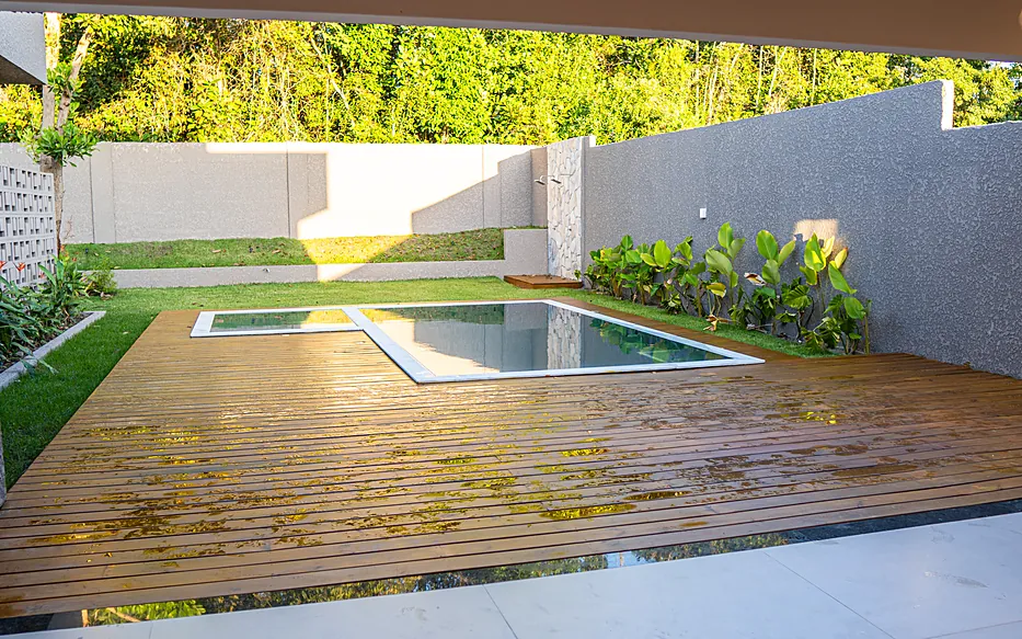 Quintal com deck e piscina de uma casa entregue pela MM